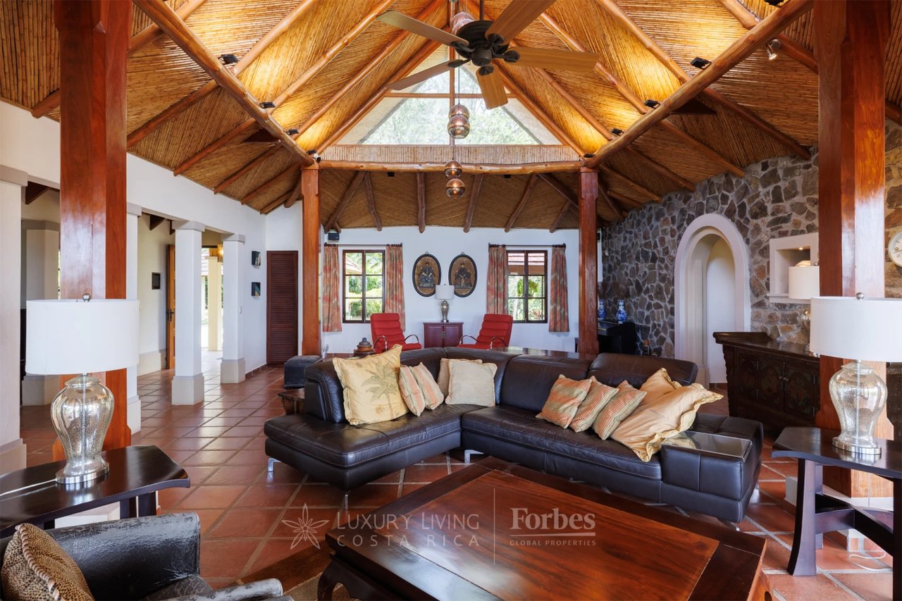 20875 - Villa Plumeria: Atenas, 3.8 Ha with Pool, Coffee Plantation & Views