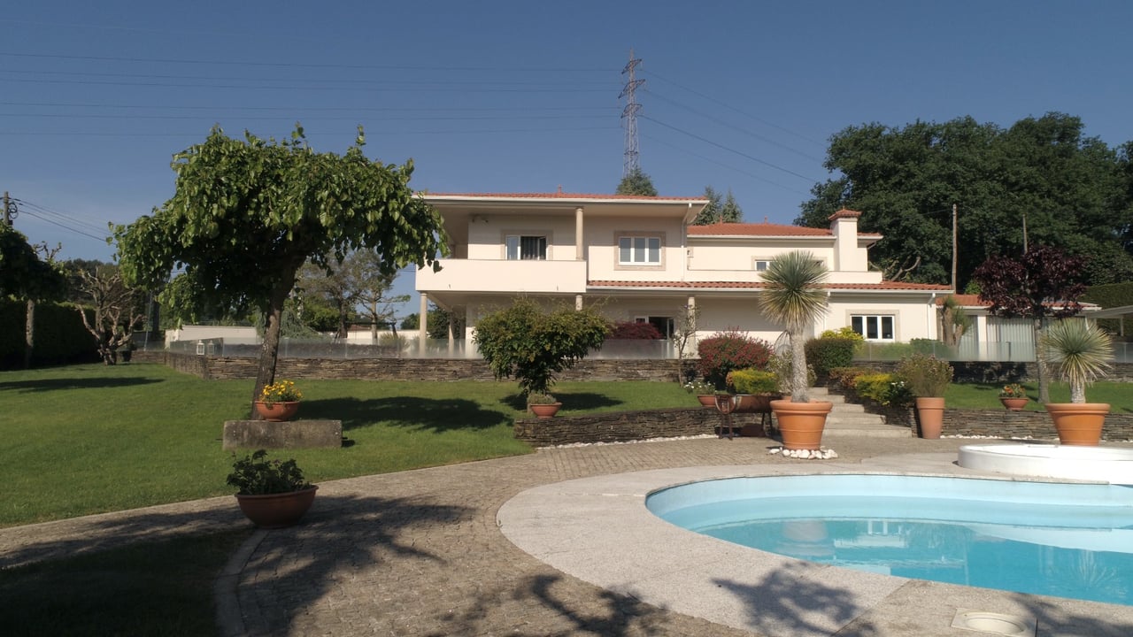Spacious Three-Bedroom Villa with Swimming Pool and Tennis Court in Guardizela