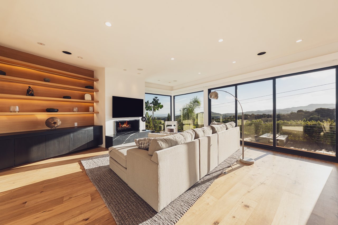 1235 N Kenter Ave, Brentwood