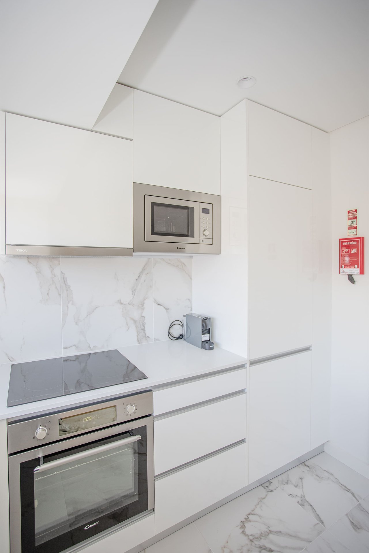 Elegant 3-Bedroom Apartment with AL License and Terrace in Central Porto