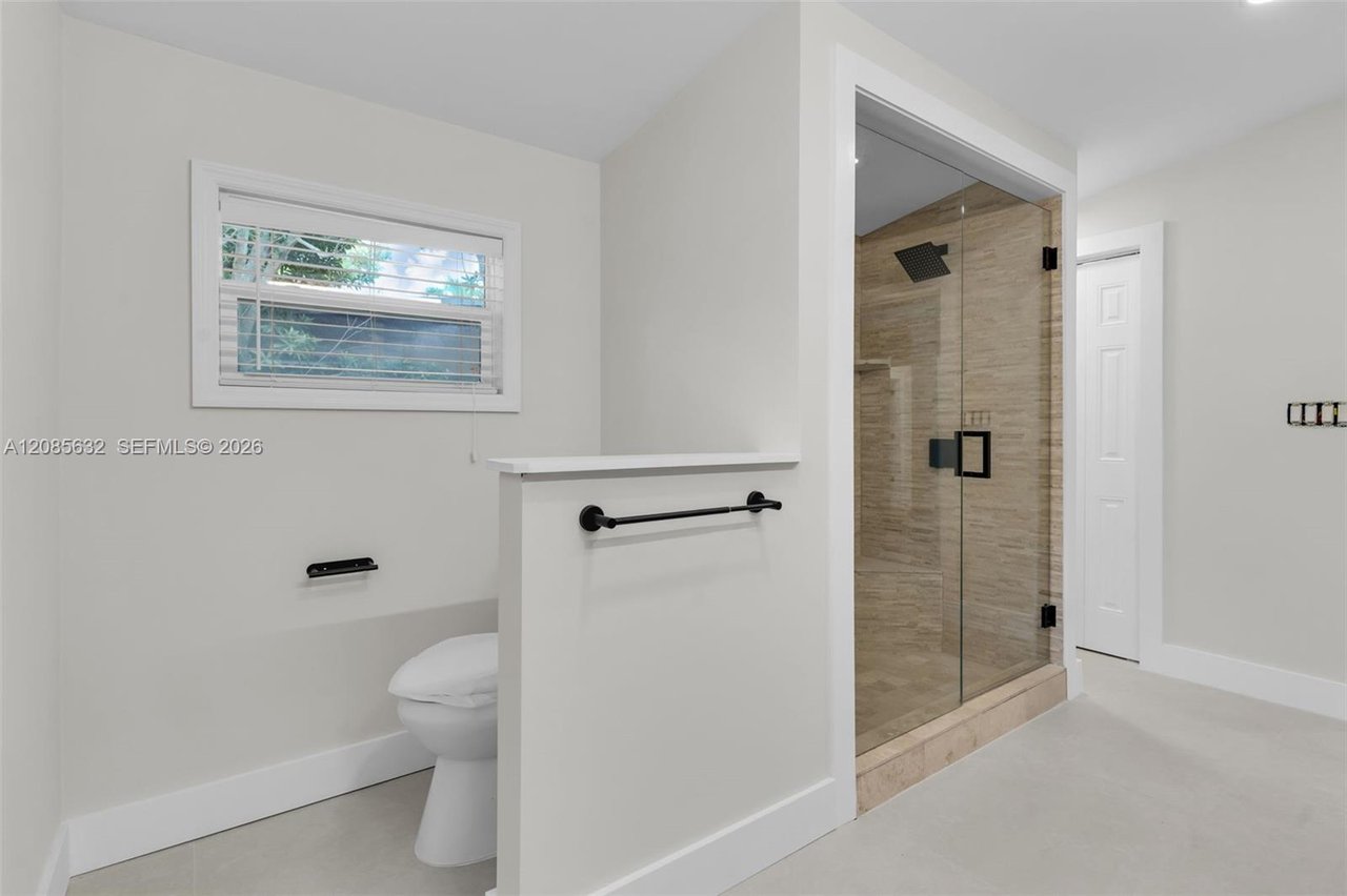 1525-ne-18-avenue-fort-lauderdale-fl-home-for-sale-bathroom