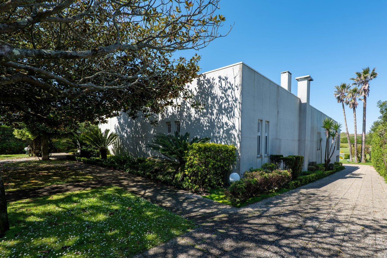 Secluded 5-Bedroom Villa with Pool and Sea Views on Expansive Dune-Side Plot – Apúlia e Fão