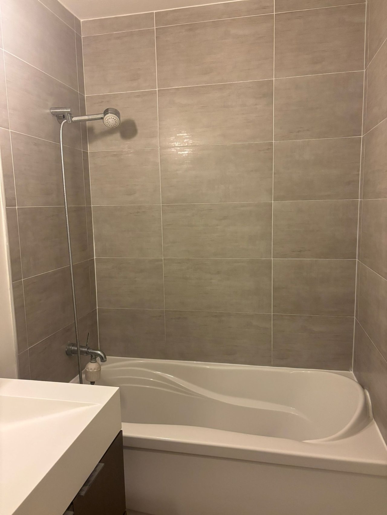 110 Charles St E #2807