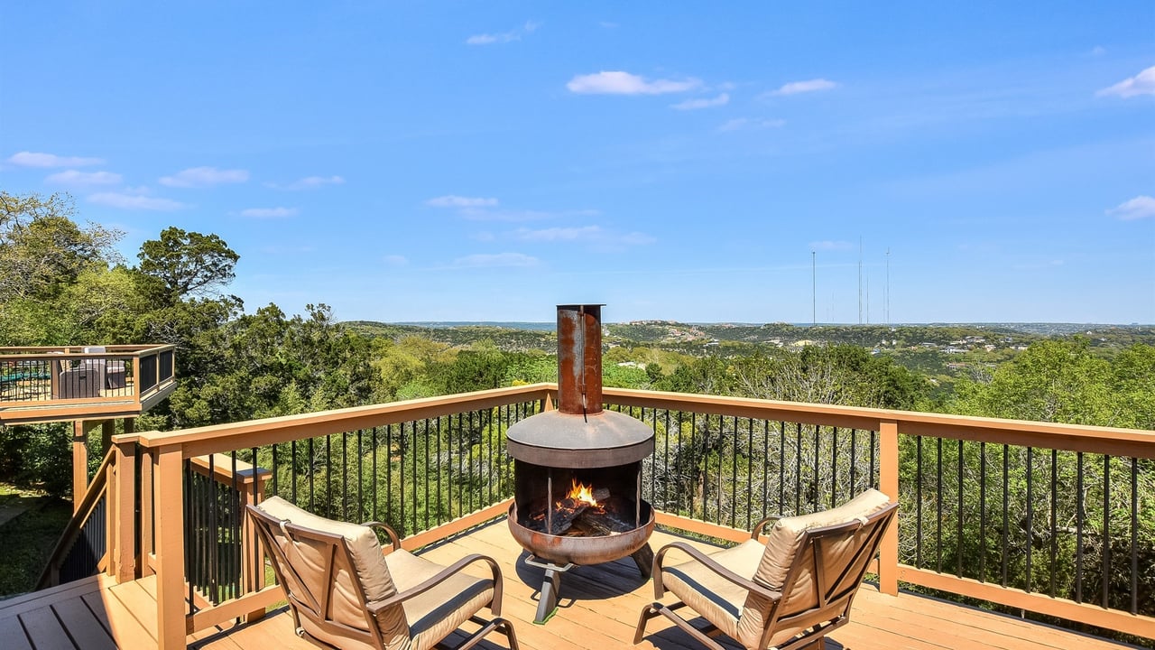 Hilltop Retreat with Panoramic Views