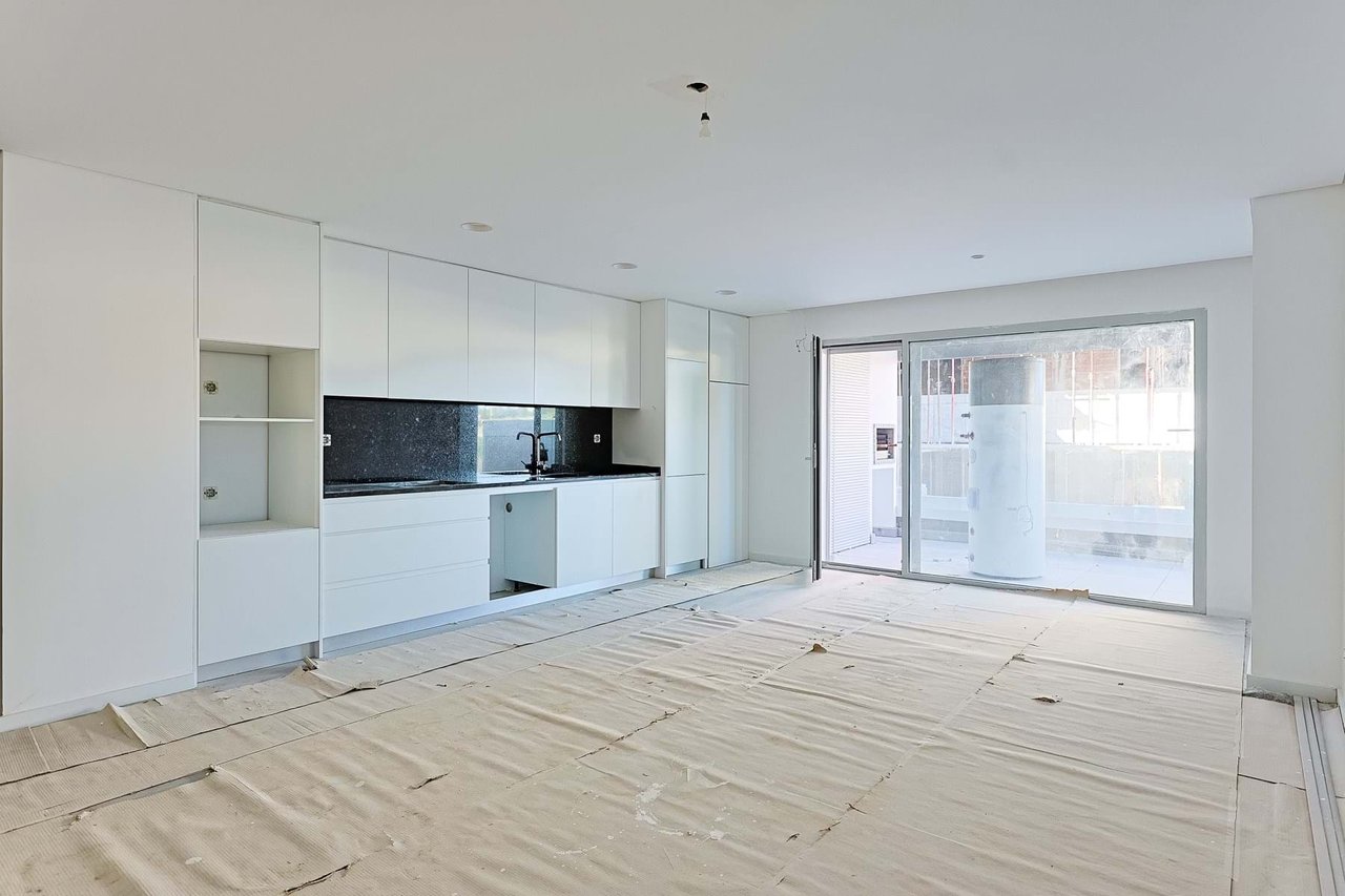 Modern 1-Bedroom Apartment in Camarate, Loures