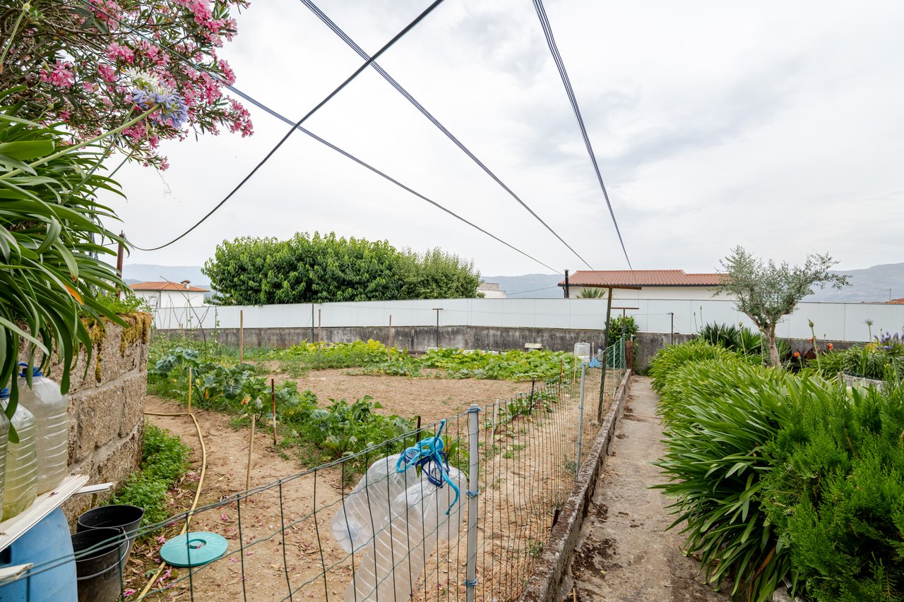 Rustic Four-Bedroom House with Private Land in Folhadela, Vila Real