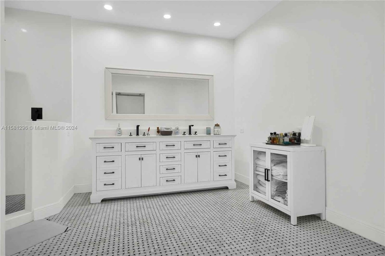 848 Brickell Key Dr Unit 204