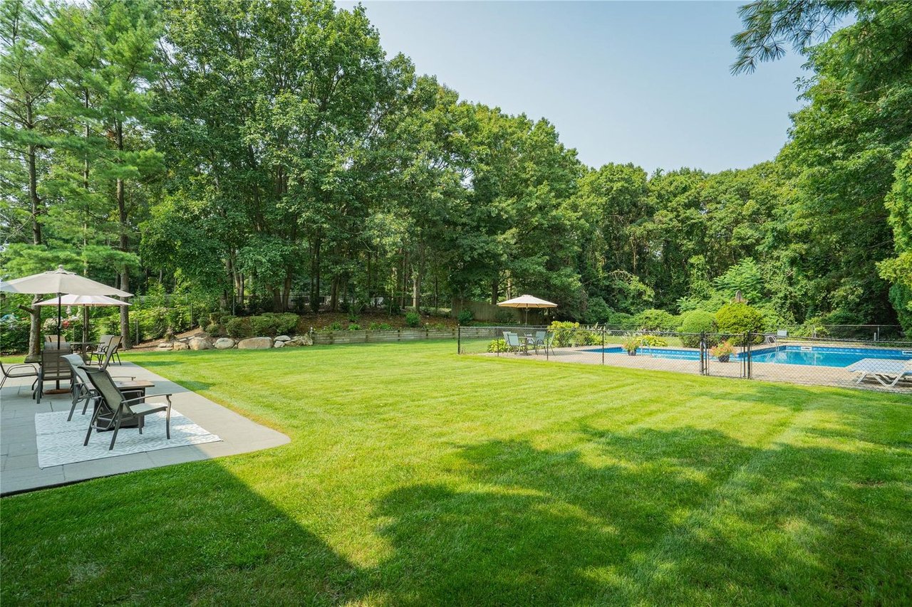 1 Stonehurst Ln