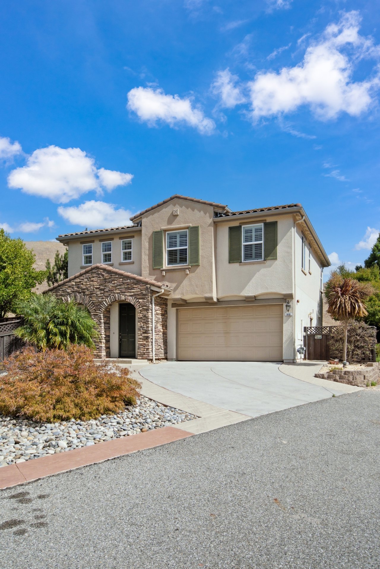 375 Longhill CT