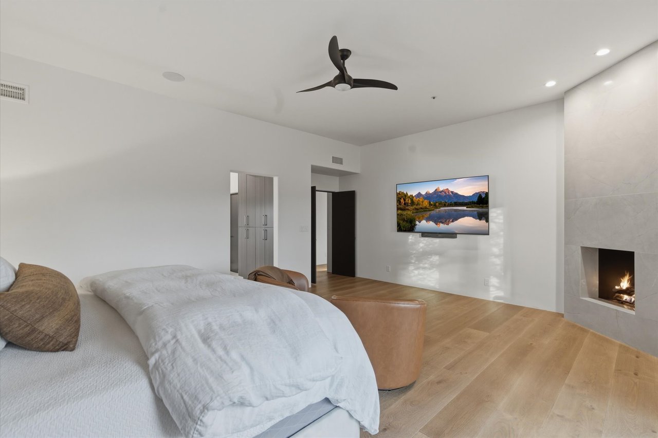 10046 E Hidden Valley Rd