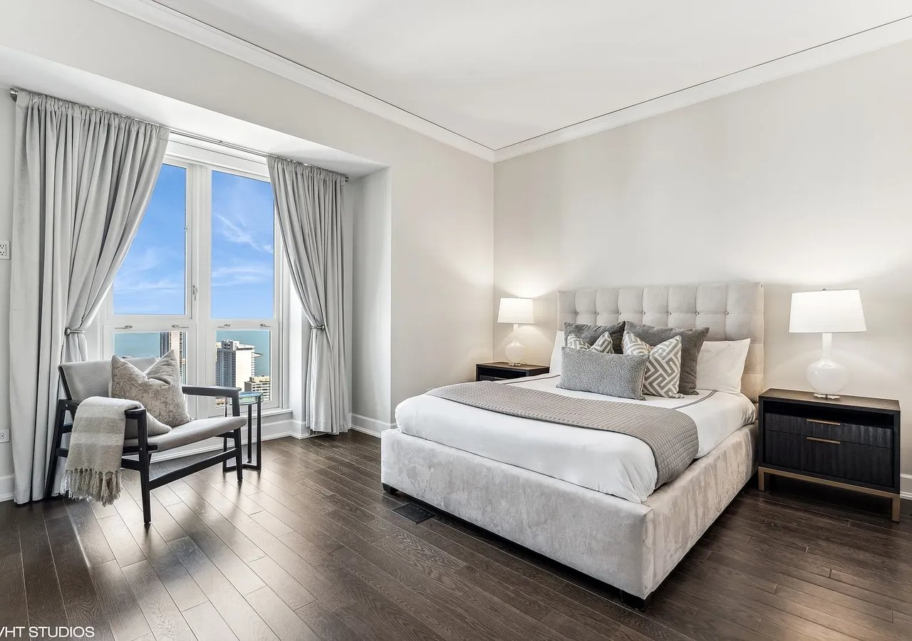 11 E Walton St APT 4202