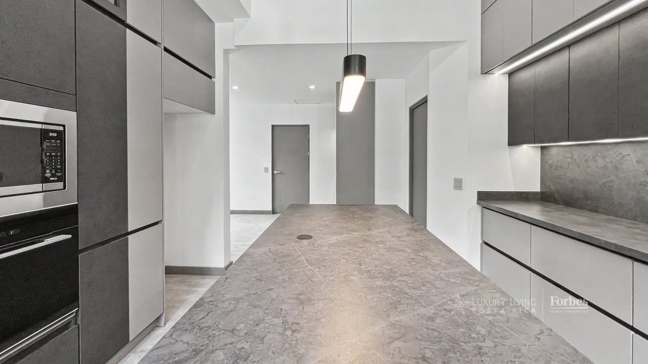 21468 - Remodeled 1-level house, 4 bedrooms, pool, terrace and garden