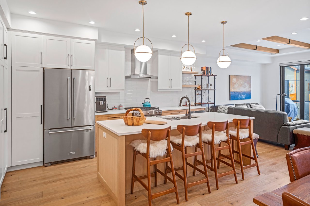 810 3rd Street Unit: 4