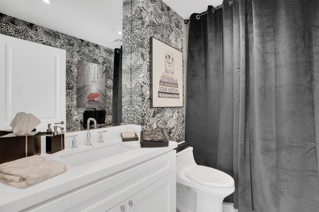 4 The Kingsway #404, Toronto Ontario