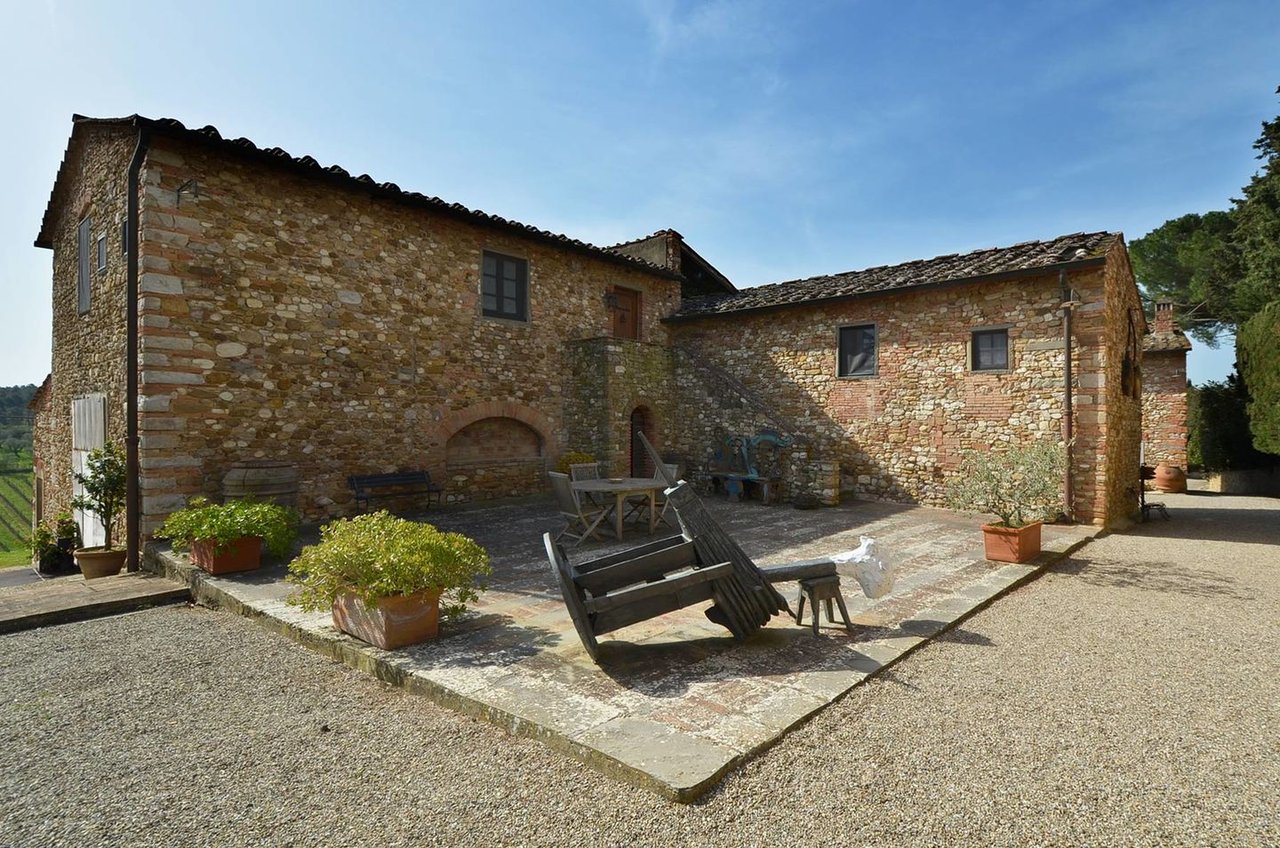 Prestigious and Historic Country House with Pool