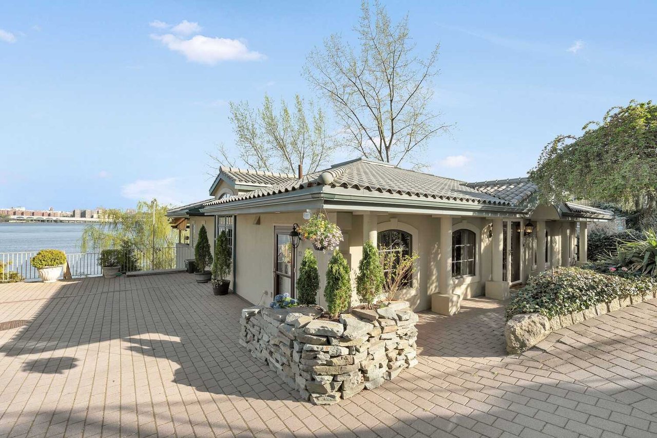 Hudson River Living with Private Beach