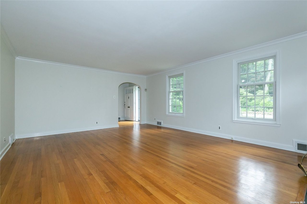 30 Colonial Dr, Huntington