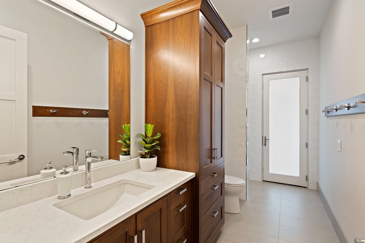 Las Lomas Contemporary
