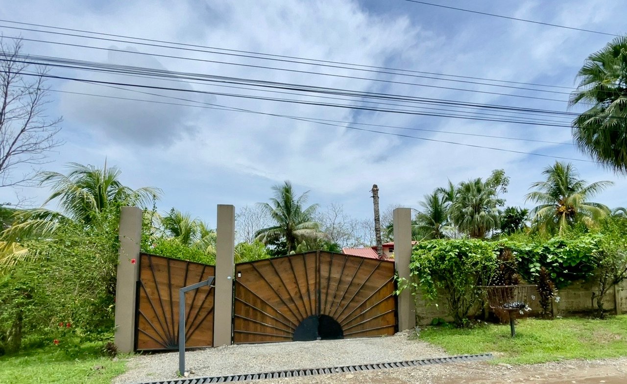 Casa Luna, 3bed /3bath Private Oasis, Convenient Location