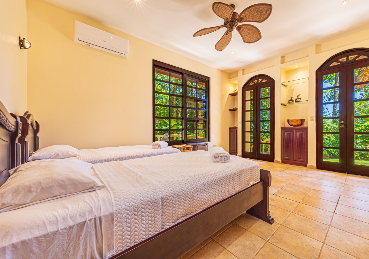 Nido Escondido, Playa Dominical