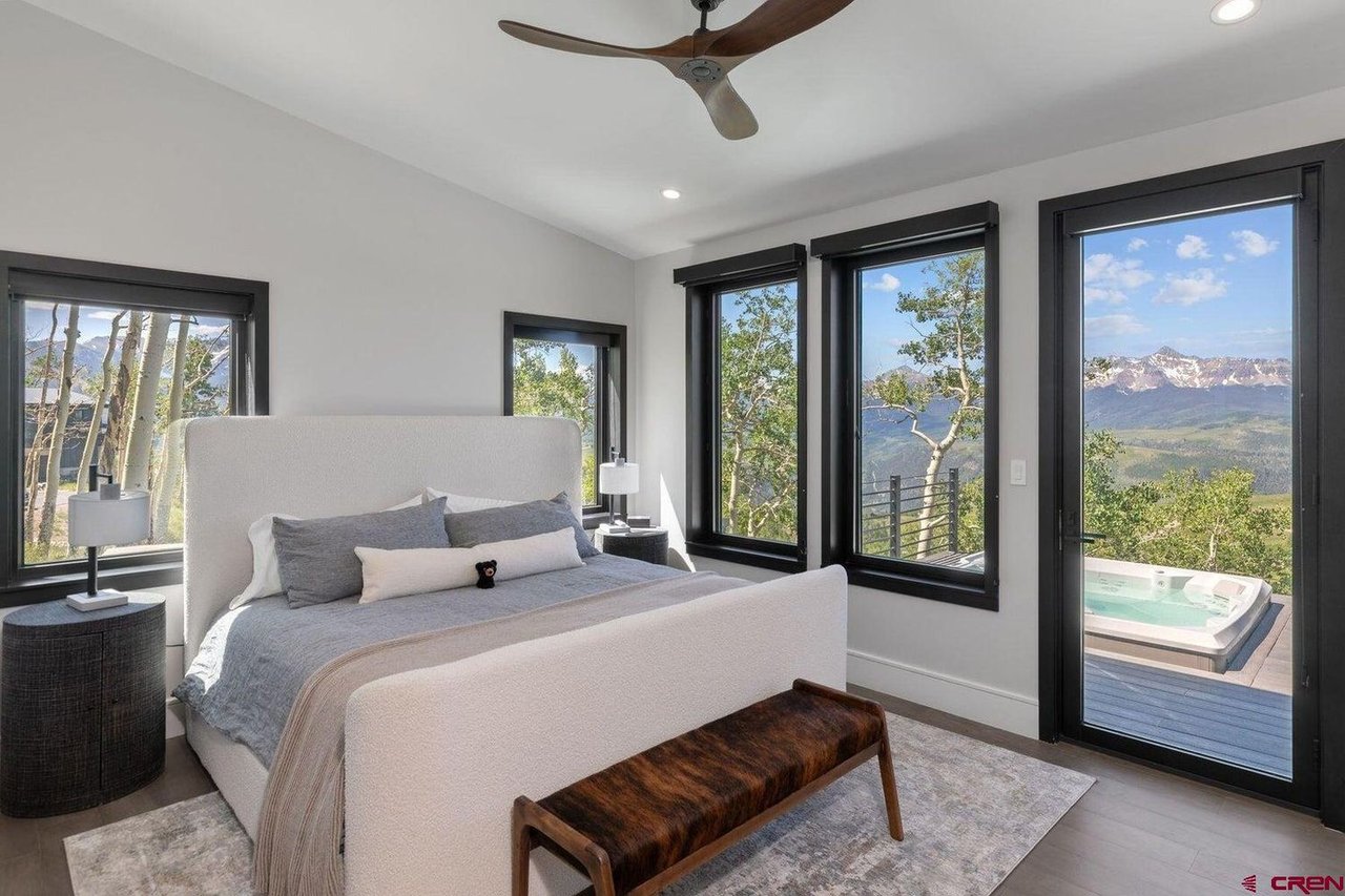 216 E Serapio Dr