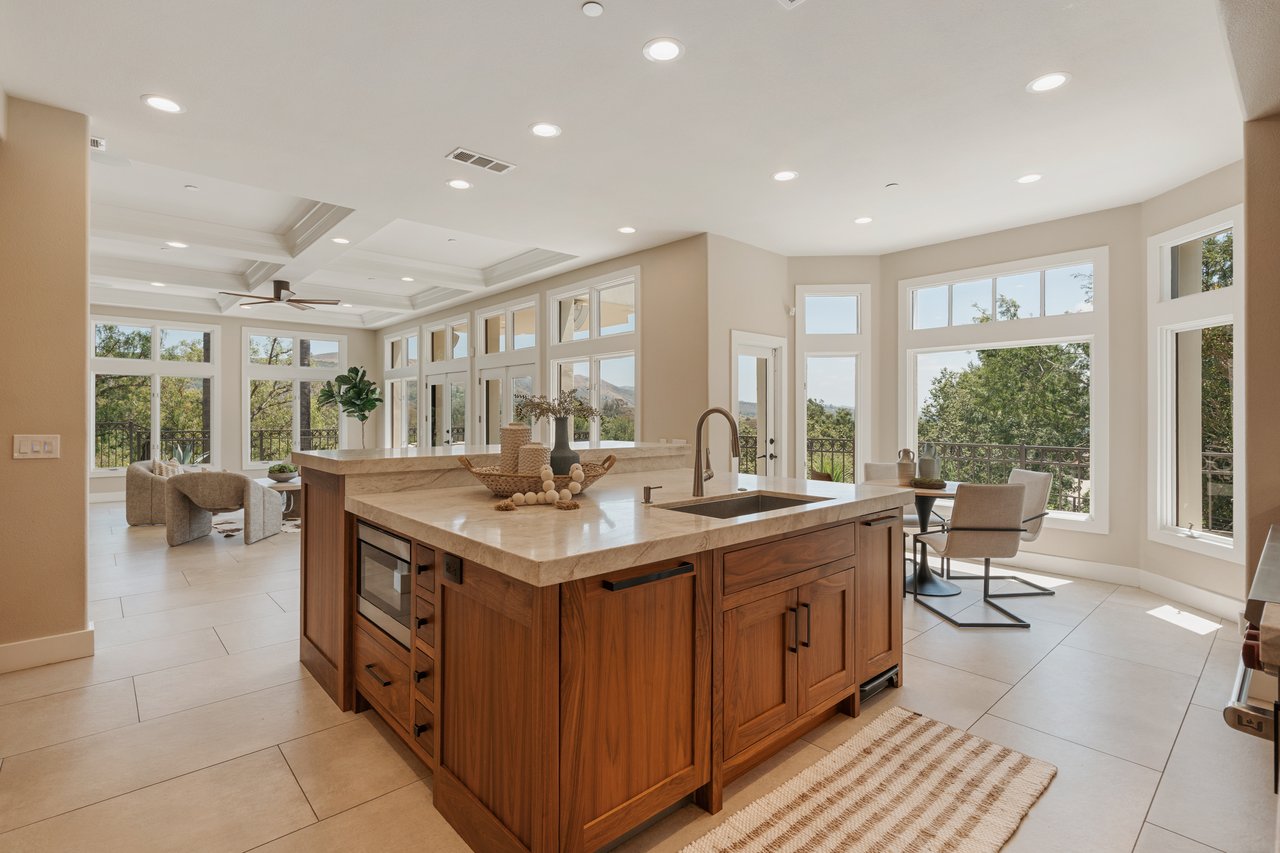 1805 Holly Tree Lane