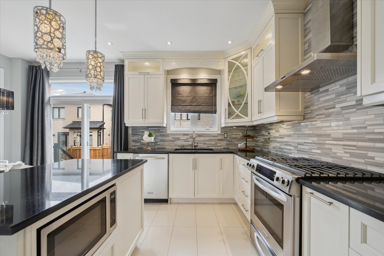 32 Maplebank Cres