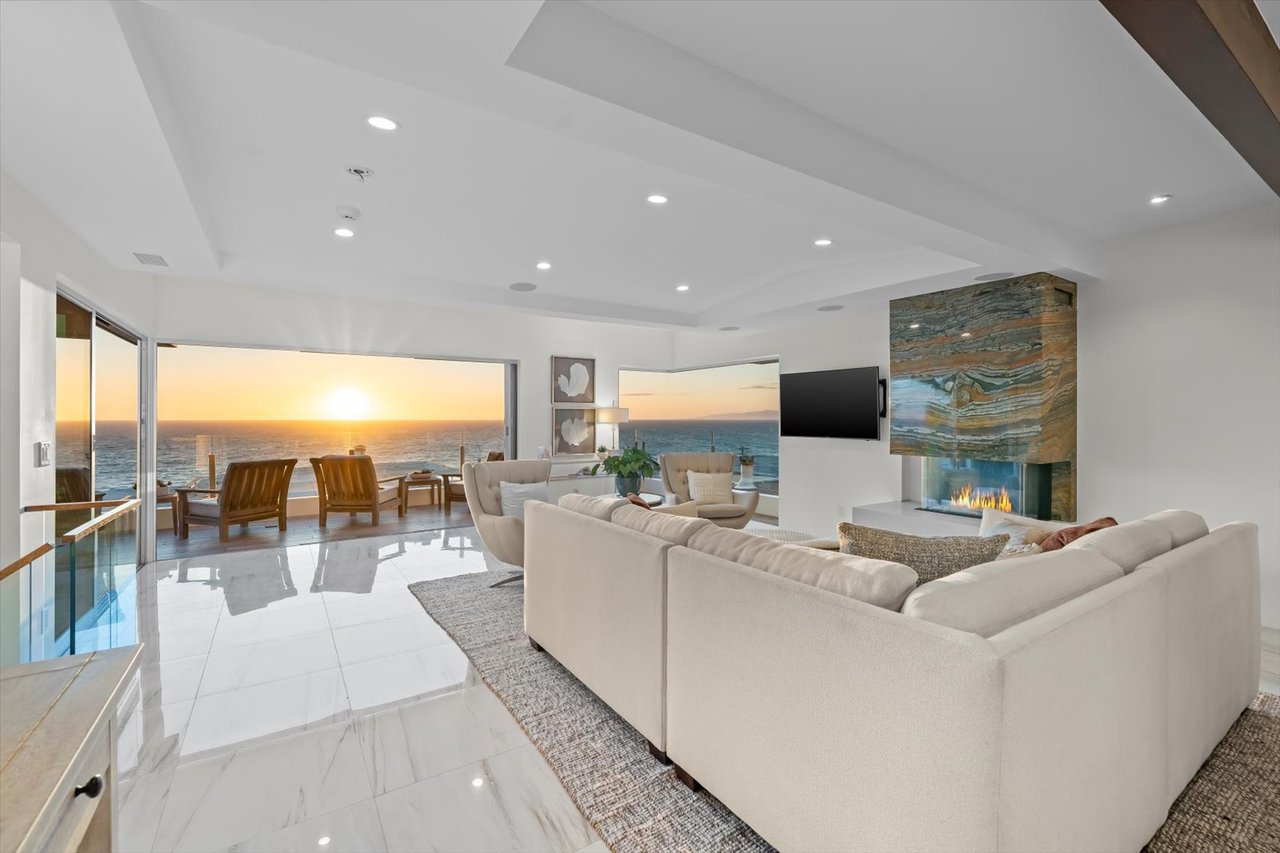  Steps from the Sand & Panoramic Views in Manhattan Beach