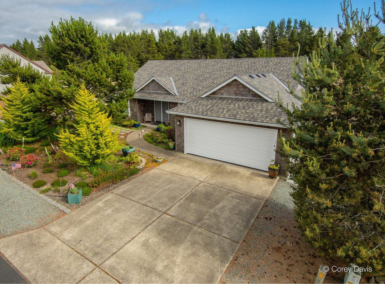 Sold Pine Ridge home at 34560 Lodgepole Dr in Manzanita Oregon represented by Meadow Davis of Home + Sea Realty backing to state park forest
