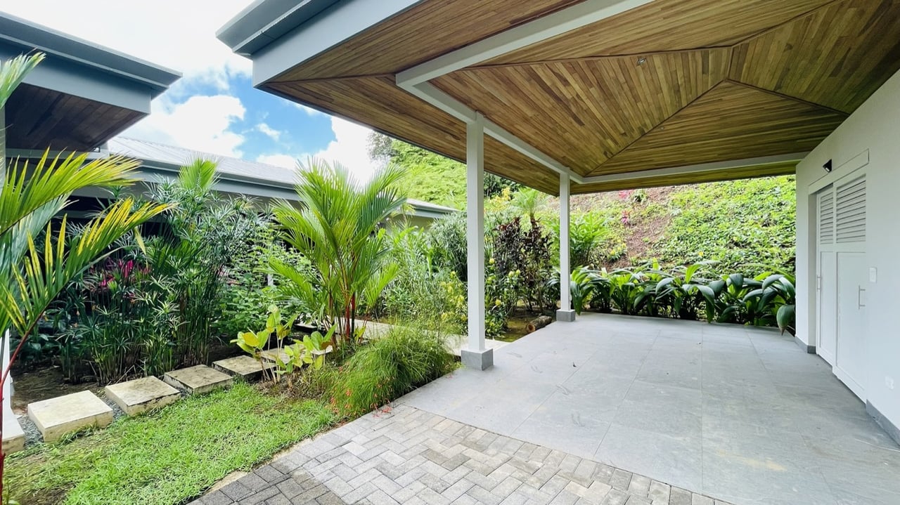 Tropical Turnkey Retreat in Gated Community