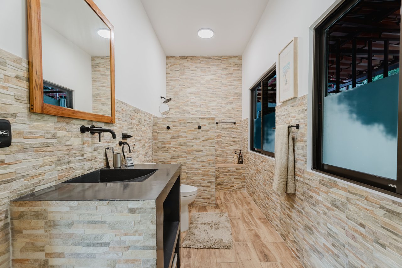 Casa Iguana - Fully Renovated Home Minutes from Marina Pez Vela 