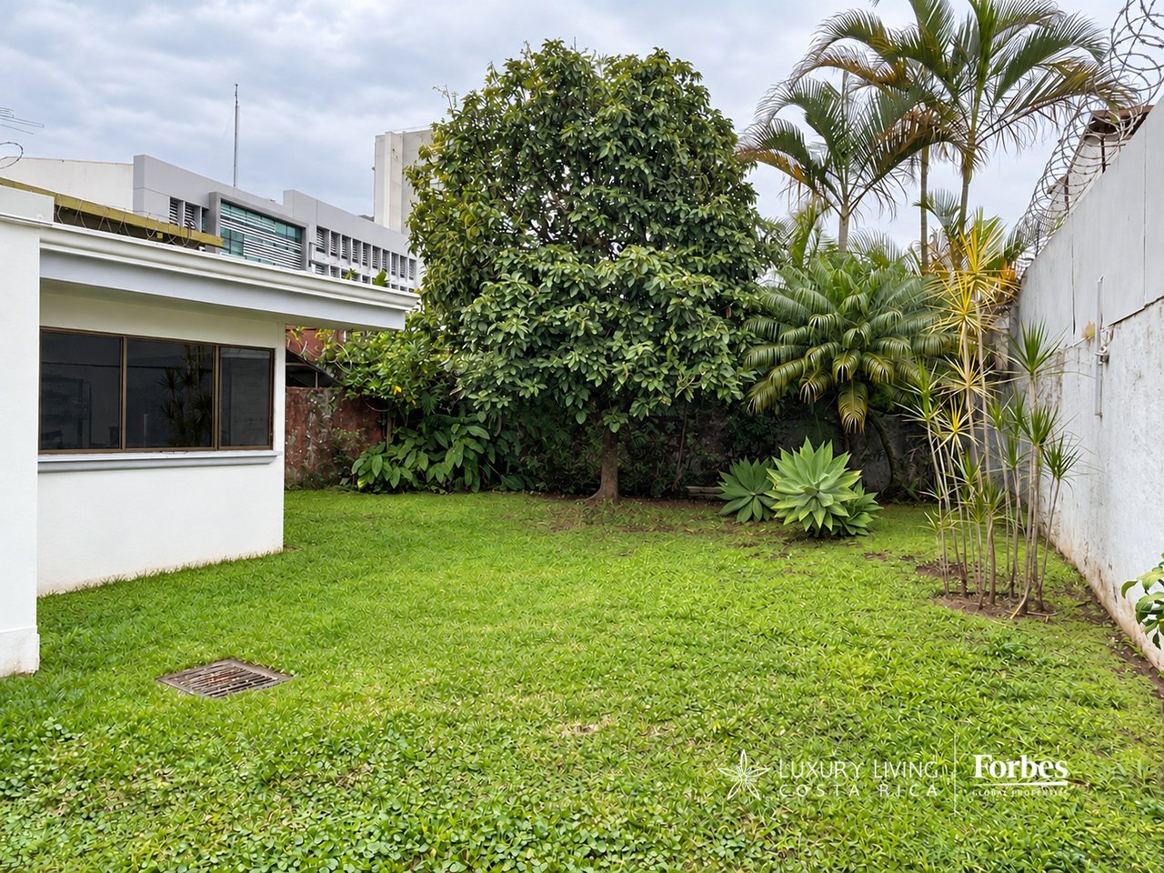 21574 - Sale of a building with an excellent location in Barrio Dent