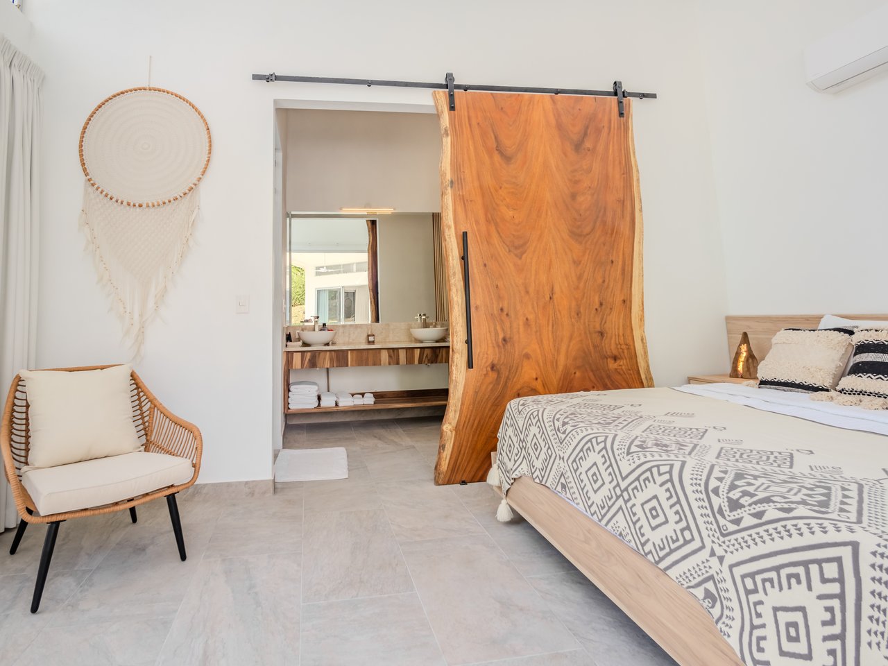 An Exclusive, Sunny Ridge-Top 4-Bed Designer House With Unforgettable Mountain & Jungle Views