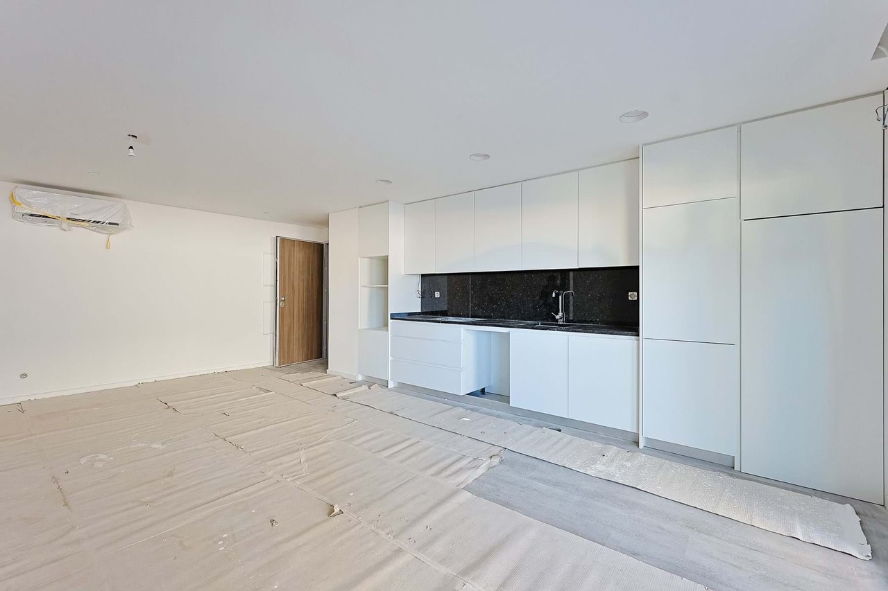 Modern 1-Bedroom Apartment in Camarate, Loures