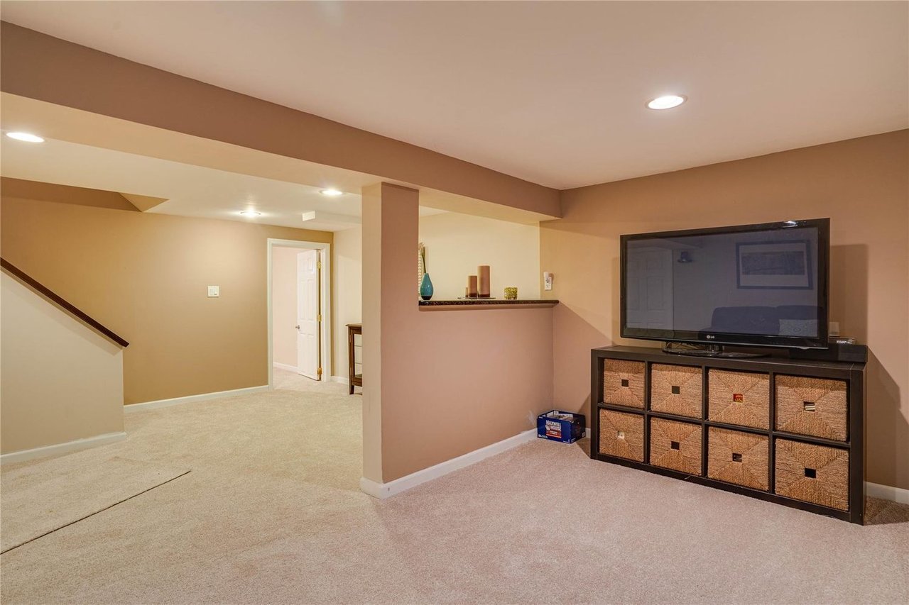 1 Stonehurst Ln