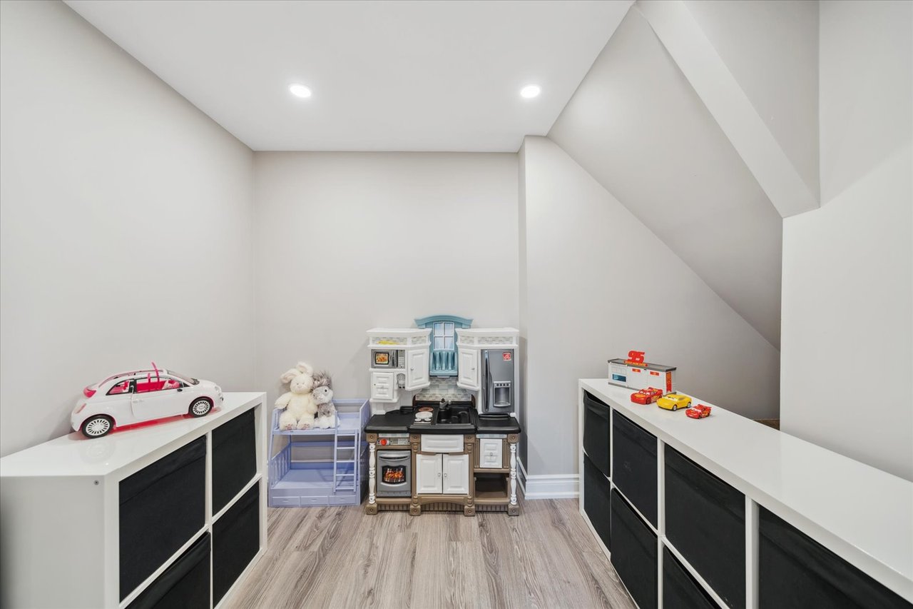 32 Maplebank Cres