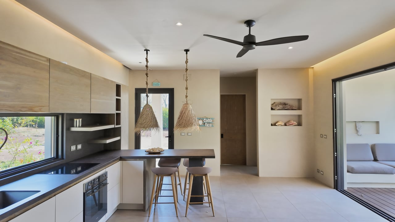 SANTA FE MODERN HOME IN CATALINA COVE | 5,410 M² LOT NEAR BEACHES