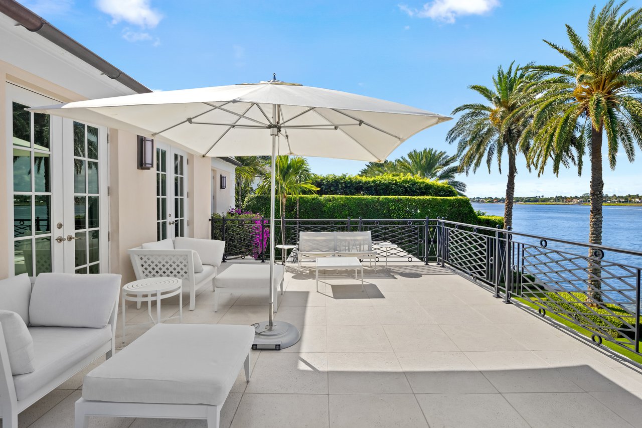 Georgian Waterfront Mansion on Everglades Island