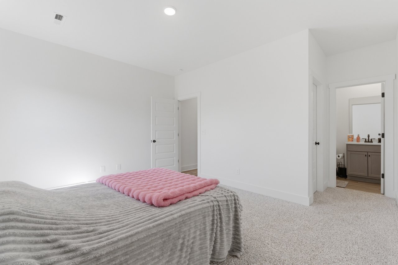 Immaculate 5BR Home with Outdoor Fireplace & Community Pool