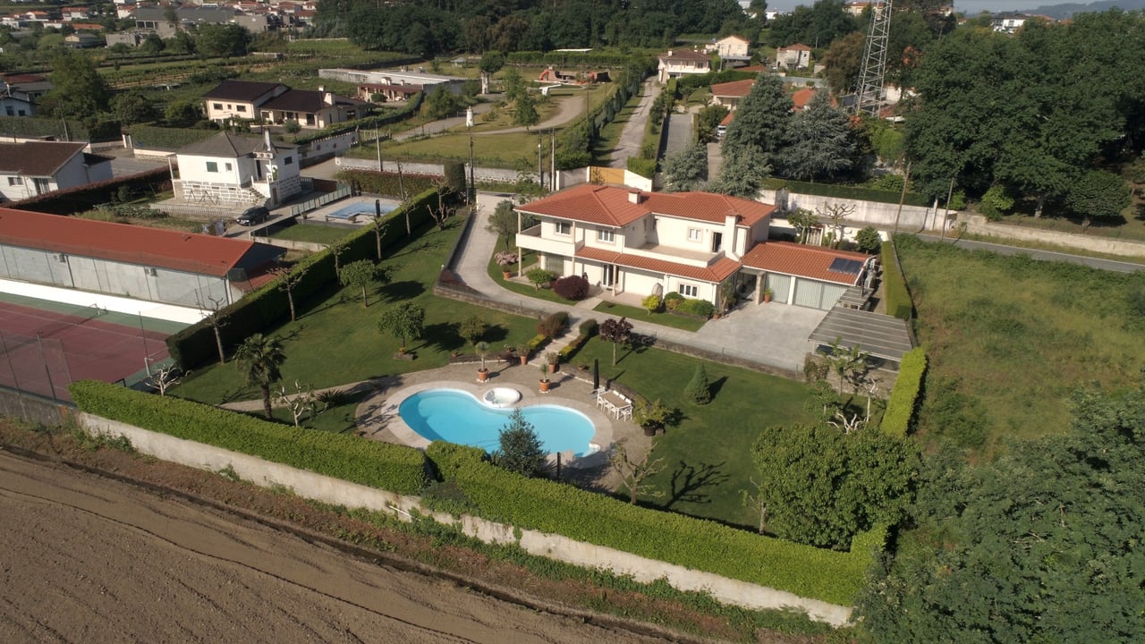Spacious Three-Bedroom Villa with Swimming Pool and Tennis Court in Guardizela