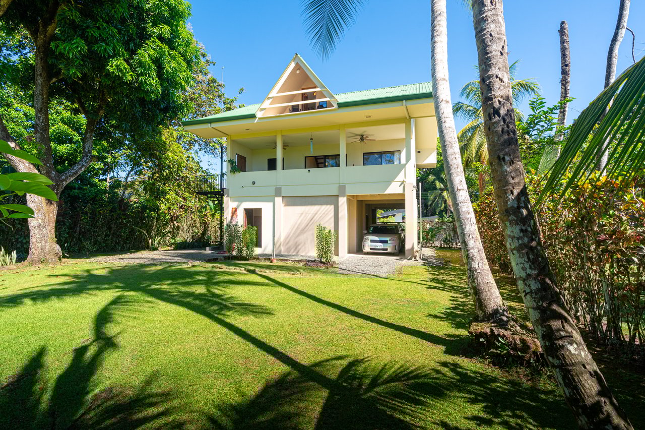 Casa Brisa de La Playa, 2 Bedroom Home Just Steps From the Beach!