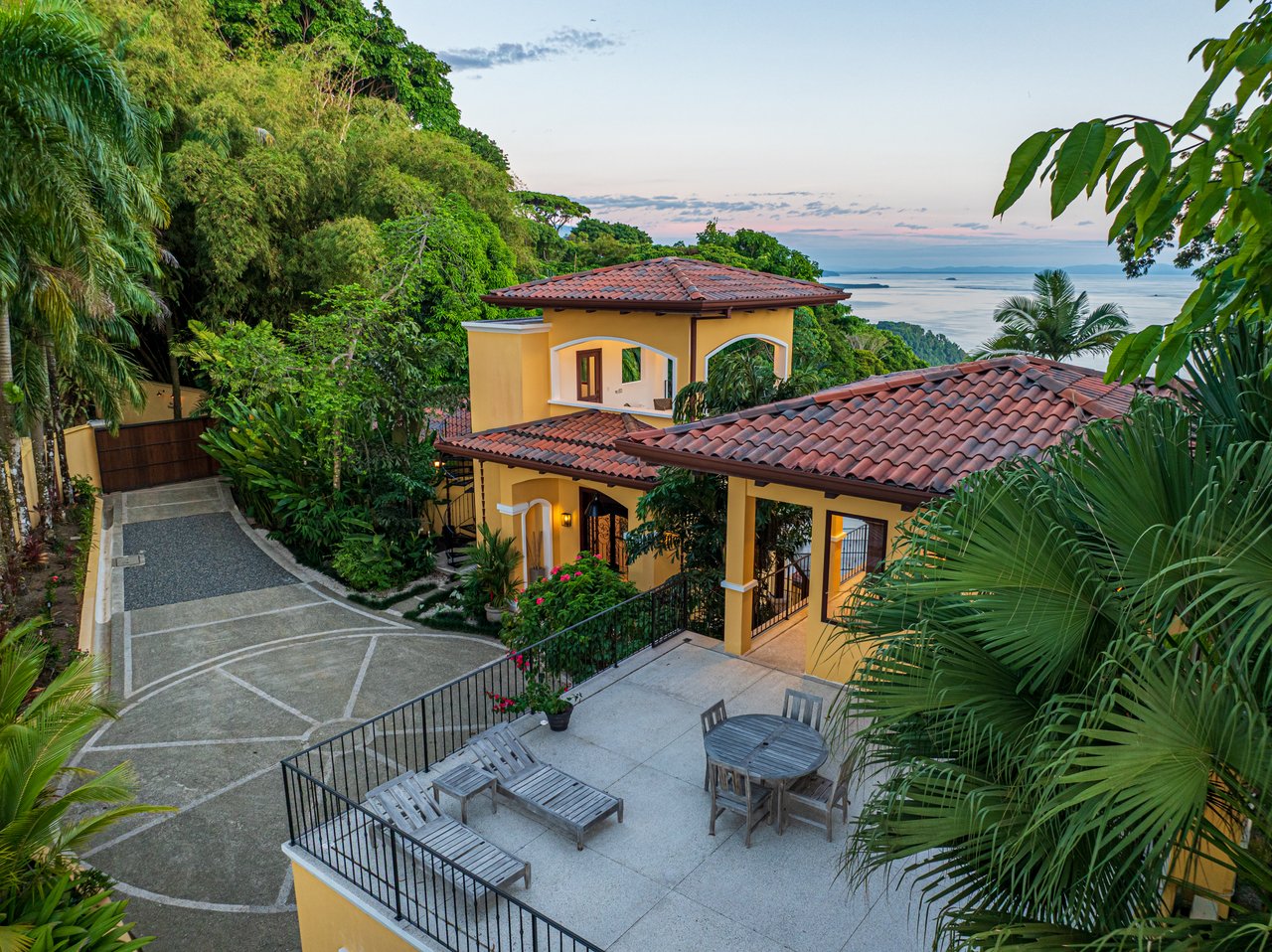 Nido Escondido, Playa Dominical