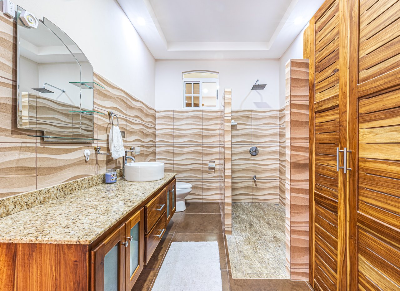 Exceptional 5-Bedroom Residence on Los Laureles Street – Prime Location & Versatile Layout