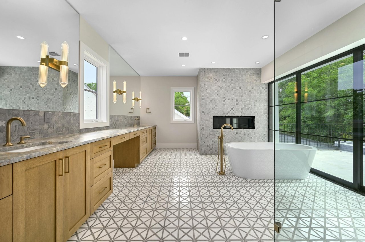 2400 Bridle Path
