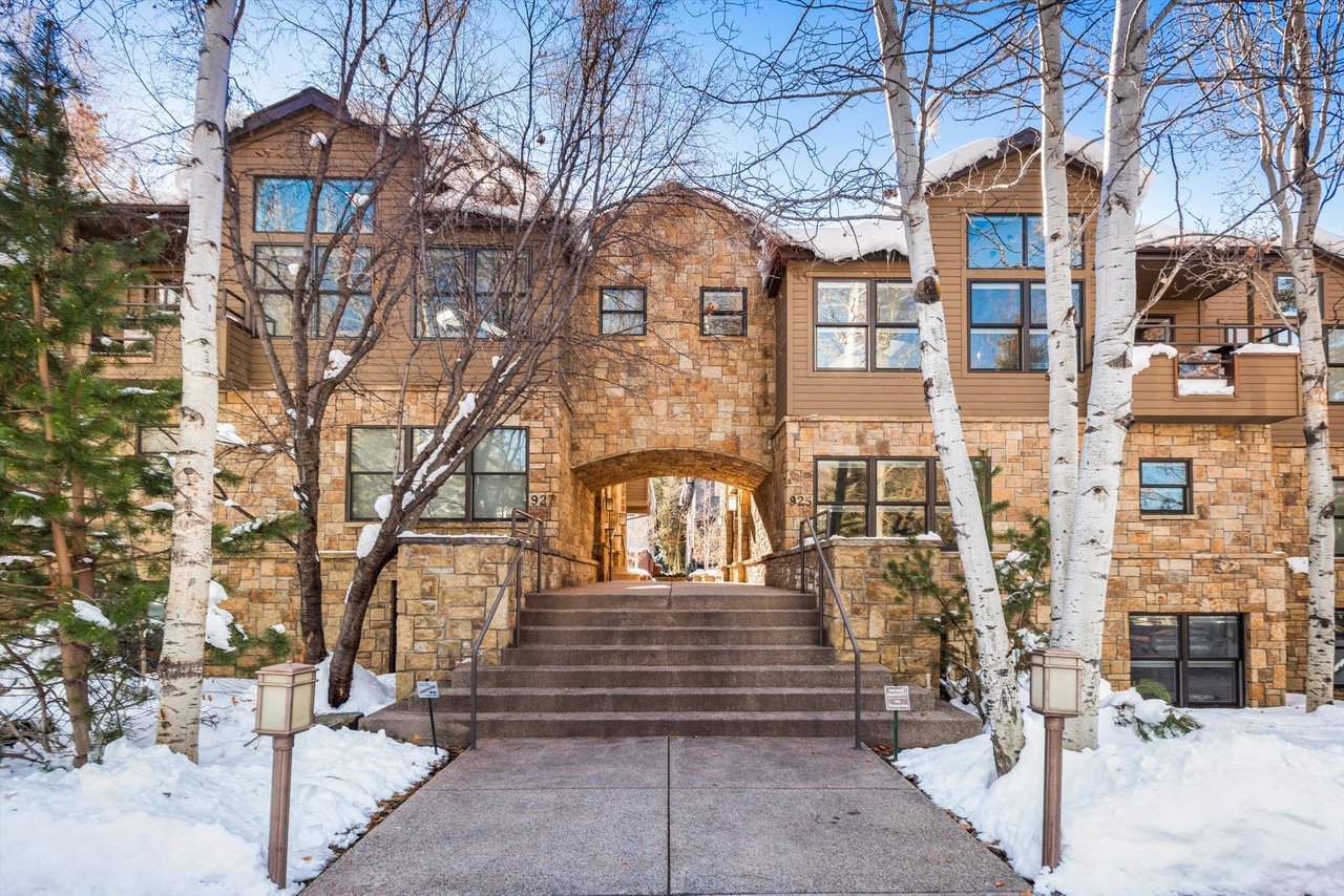 Aspen Core Luxury: Walk to the Gondola from this Spacious Townhome