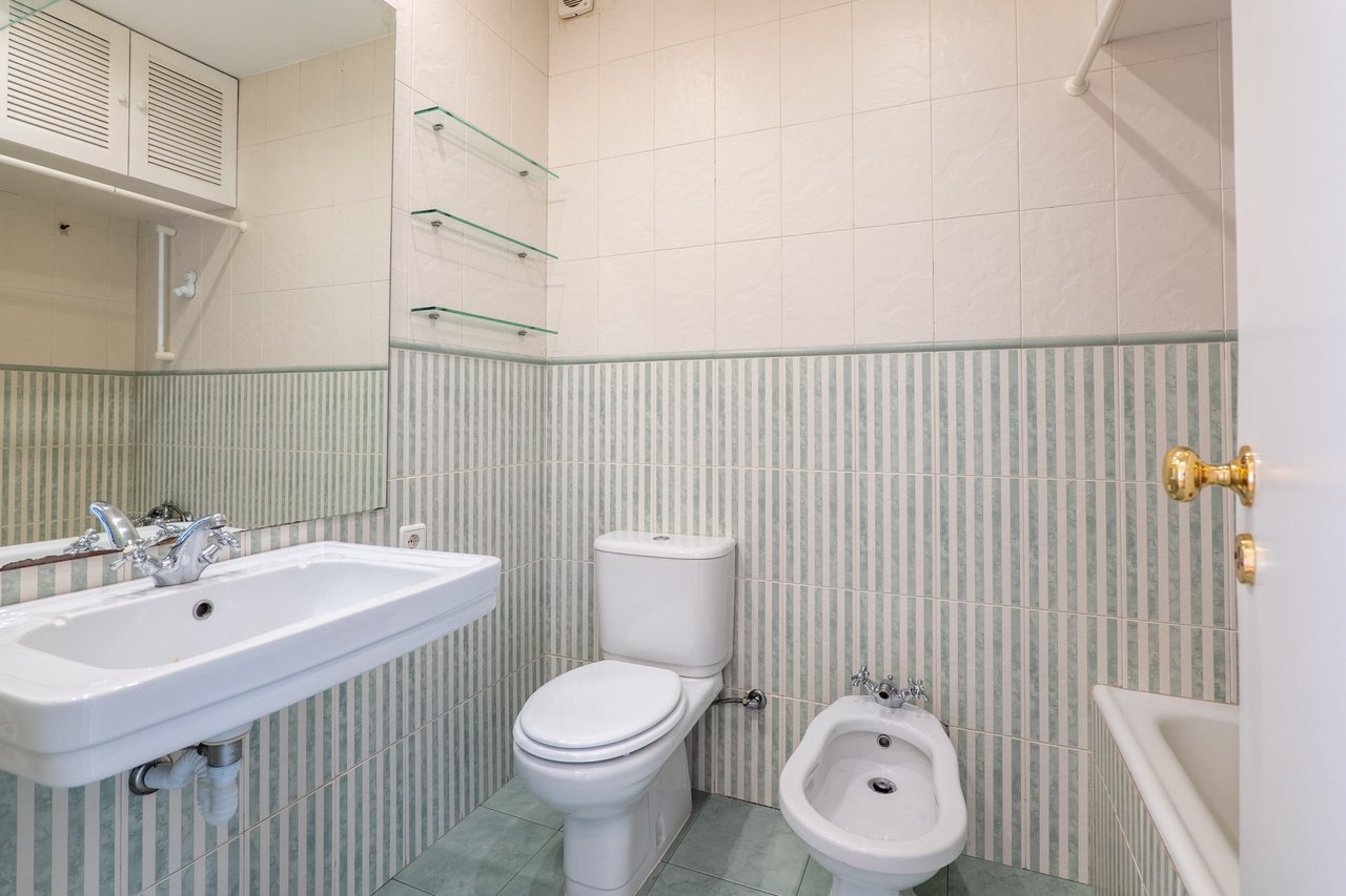 2-Bedroom Apartment with Sunset Balcony in Central Matosinhos
