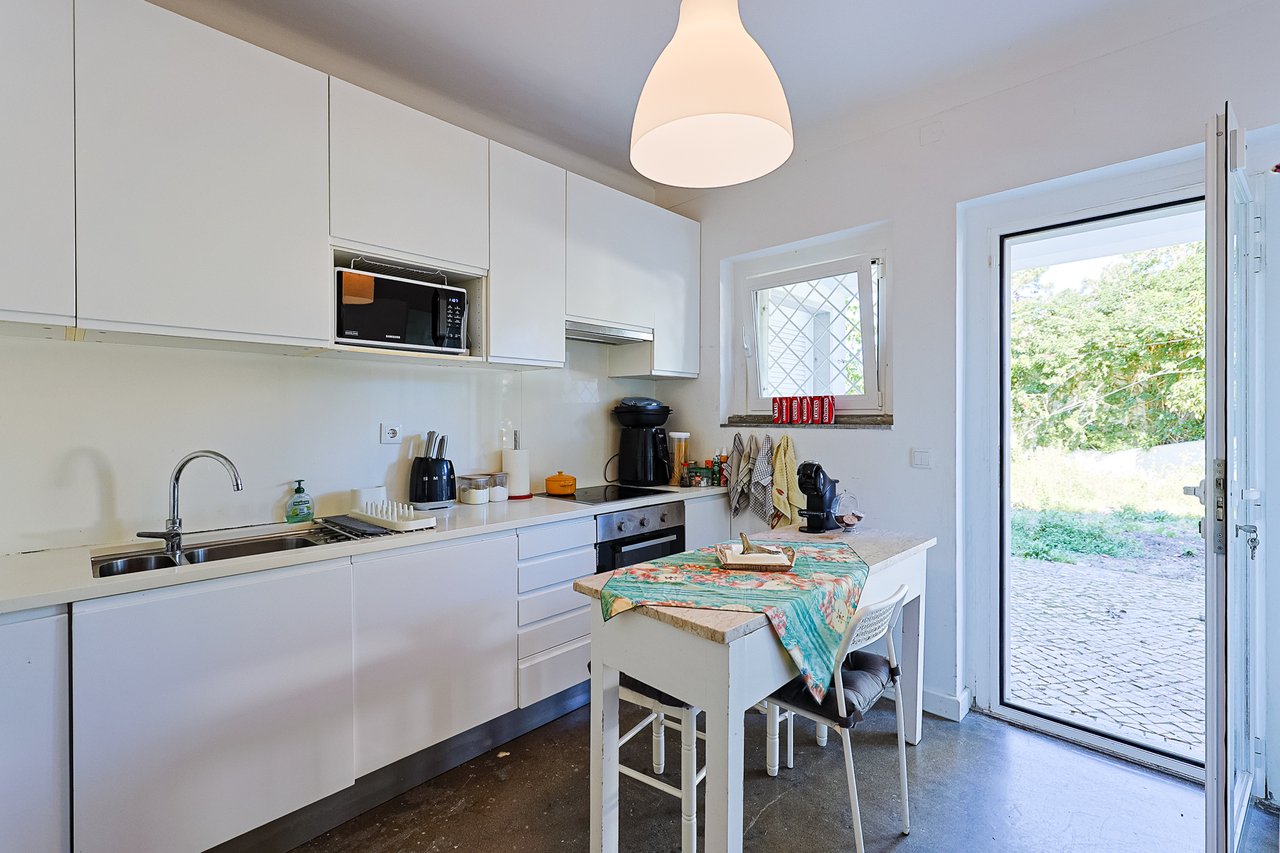 Spacious 5-Bedroom Villa with Expansive Garden Near Sintra in Colares