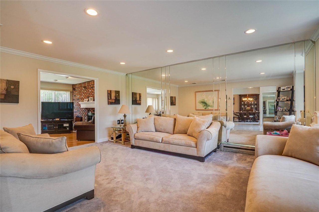 1 Stonehurst Ln
