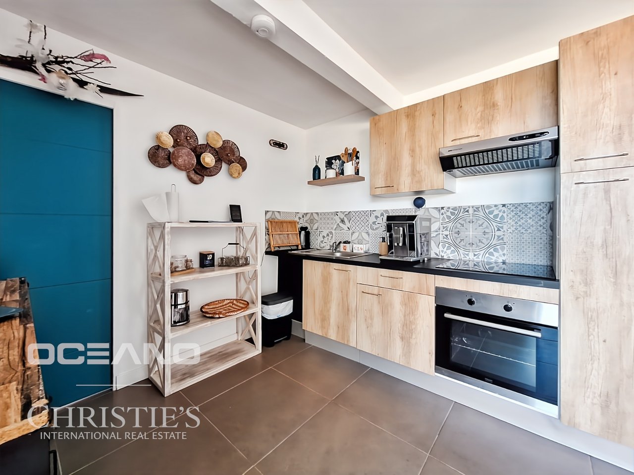 Sea View Villa + 2 Bedroom Apartment – Sought-After Area