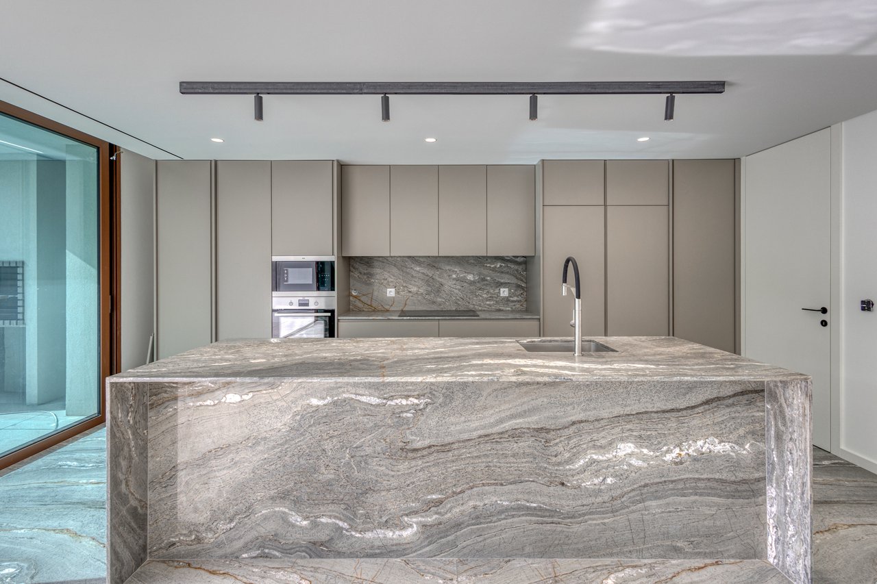 Contemporary 3-Bedroom Luxury Villa with Pool and Large Basement in Palmeira, Braga